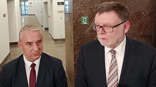 Ministr financí Zbynk Stanjura a éf odborové centrály MKOS Josef Stedula ve...