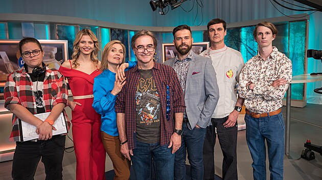 Hlavn�mi postavami nov�ho komedi�ln�ho seri�lu Dobr� r�no, Brno jsou re�is�r a moder�to�i rann�
show v r�zn�ch stadi�ch vyho�en� a krize st�edn�ho v�ku.