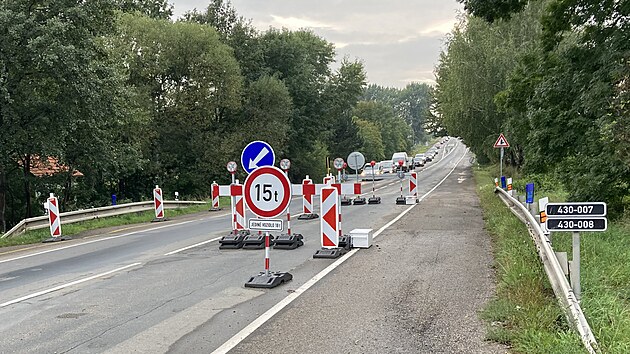Kvůli uzavření poloviny mostu přes říčku Roketnici musejí řidiči na „staré silnici“ mezi Brnem a Vyškovem čekat u semaforu. Oprava se přitom stále nekoná.