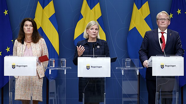 Švédská ministryně zahraničí Ann Lindeová (vlevo), švédská premiérka Magdalena Anderssonová (uprostřed) a švédský ministr obrany Peter Hultqvist pořádají tiskovou konferenci u příležitosti úniku plynu z plynovodu Nord Stream. (27. září 2022)