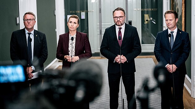Dánský ministr obrany Morten Boedskov (vlevo), premiérka Mette Frederiksenová, ministr pro klima Dan Joergensen (uprostřed) a ministr zahraničních věcí Jeppe Kofod (vpravo) hovoří s médii o úniku plynu na plynovodech Nord Stream v Baltském moři. (27. září 2022)
