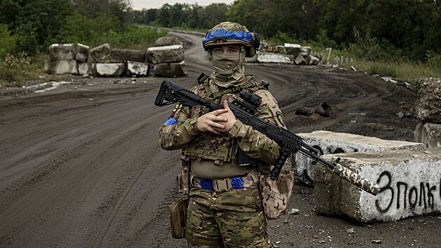Vojk stec pozici na kontrolnm stanoviti v nedvno znovu dobyt oblasti Izjum na Ukrajin. (15. z 2022)