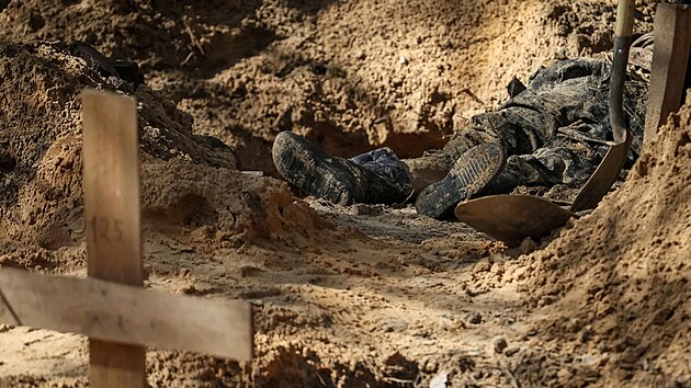 Exhumovan tlo z masovho hrobu, objevenho v osvobozenm mst Izjum na Ukrajin. (17. z 2022)