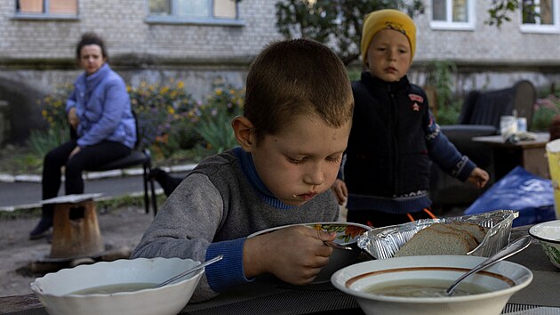 Nikita Rygenkov, 6let chlapec, obdv pod irm nebem ped bytovm domem v Izjumu. (18. z 2022)
