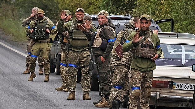 Ukrajint vojci na cest k frontov linii. (13. z 2022)
