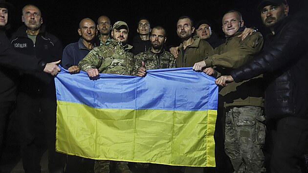 Ukrajint vojci proputni pi vmn zajatc mezi Ruskem a Ukrajinou. (21. z 2022)