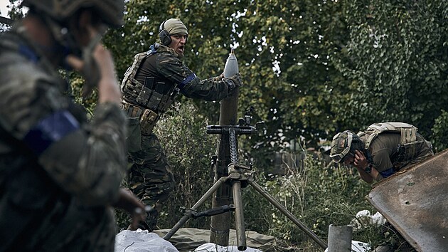 Ukrajintí vojáci pipravují munici v nedávno osvobozeném Kupjansku v...