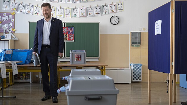 Tomio Okamura odevzdal svůj hlas ve volební místnosti na Břevnově. (23. září 2022)