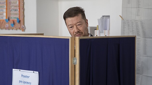 Tomio Okamura odevzdal svj hlas ve volebn mstnosti na Bevnov. (23. z 2022)