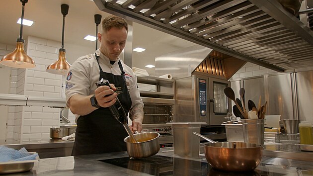 Šéfkuchař Jaroslav Viktora připravuje speciality podniku i z takové suroviny, jakou jsou dršťky, které spousta lidí nejí. 