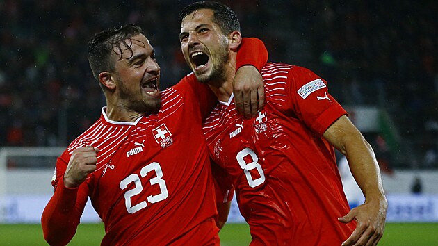 Švýcarská radost proti Česku, Shaqiri (vlevo) objímá střelce Freulera.