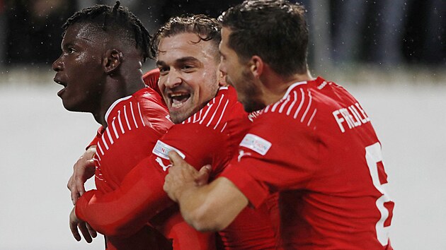 Švýcarský útočník Embolo (vlevo) se raduje, právě vstřelil gól Česku. S gratulací spěchají Shaqiri a Freuler.
