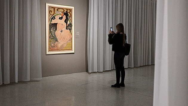 V�stava V krou�c�ch d�mu, kter� p�edstav� portr�ty a autoportr�ty modern�ch um�lc�, kte�� jsou zachyceni jako ku��ci cigaret, milovn�ci doutn�k� a d�mek. (22. z��� 2022)