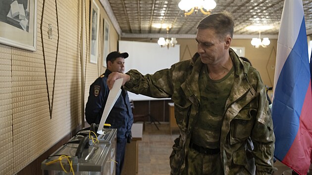 V Moskvou ovládaných nebo okupovaných částech Ukrajiny začalo narychlo zorganizované hlasování, které proruské úřady označují za referenda o připojení k Rusku. Členové armády odevzdávají hlasy v Luhansku. (23. září 2022)