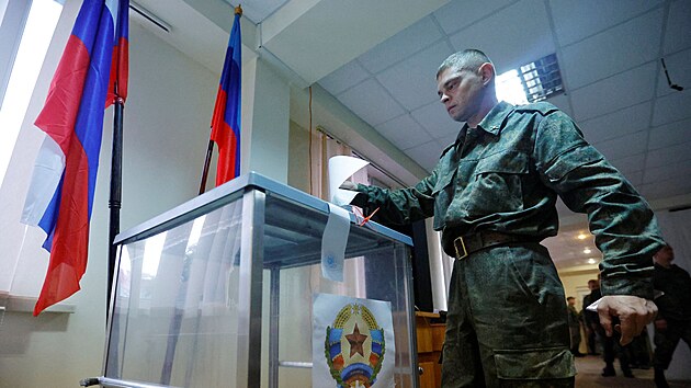 Pslunci vojensk sluby v Luhansk oblasti odevzdvaj svj hlas v referendu o pipojen k Rusku. (23. z 2022)