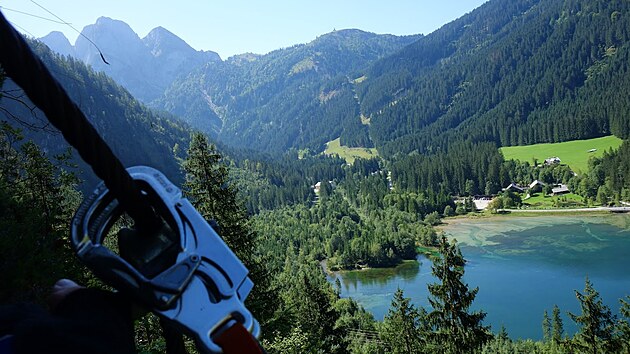 Z ferraty v trninkovm parku Schmied Klettersteige, kter se nachz pobl horskho masivu Gosau, je krsn vhled na nejbli vrcholky. Pro zanajc lezce je ale nutn velk dvka odvahy.