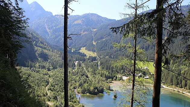 Z ferraty v trninkovm parku Schmied Klettersteige, kter se nachz pobl horskho masivu Gosau, je krsn vhled na nejbli vrcholky. Pro zanajc lezce je ale nutn velk dvka odvahy.