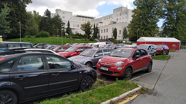 Současné nemocniční parkoviště v Rozkošské ulici. Jedna ze dvou větších odstavných ploch leží hned pod současným parkem za areálem nemocnice. Těsně vedle něj by měl vyrůst parkovací dům.
