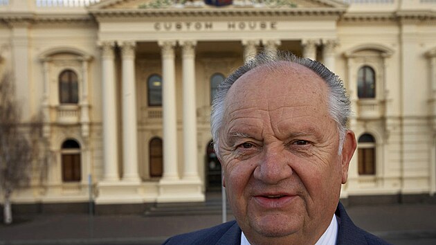 Josef Chrom� p�ed budovou Custom House v Launcestonu, s�dlem sv� JAC Group. Jeho firma historickou budovu zrekonstruovala.