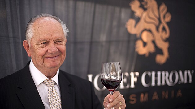 Josef Chrom� b�hem necel�ch dvaceti let svoje tasm�nsk� vina�stv� pozvedl na sv�tovou �rove�, na ja�e 2022 se jej v�ak rozhodl v�etn� svoj� zna�ky prodat.