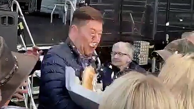 Okamura na mítinku SPD skončil s koláčem v obličeji