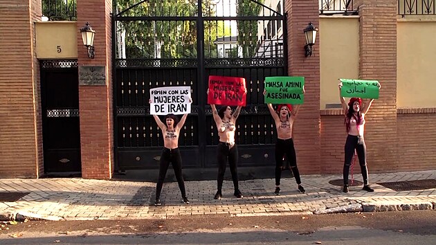 Polonahé aktivistky protestovaly před íránskou ambasádou v Madridu