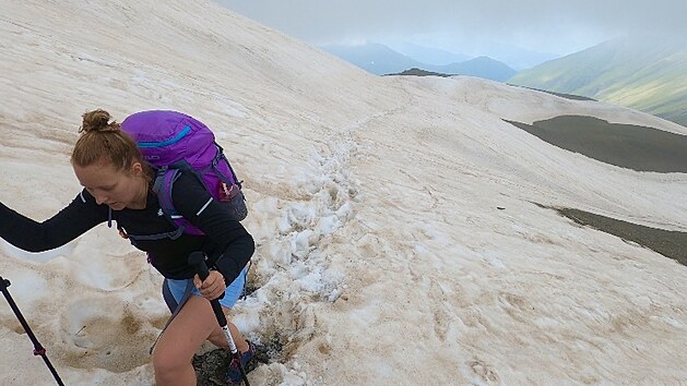 Pechod sedla Chaukhi (3 338 m n. m.). Cel ivot mme v jedn krosn na zdech.