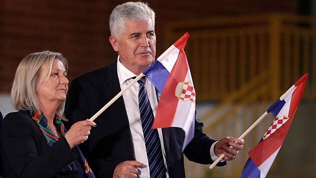 Borjana Kristoov a Dragan ovi z Chorvatskho demokratickho svazu na pedvolebnm mtinku v Zepce. (26. z 2022)