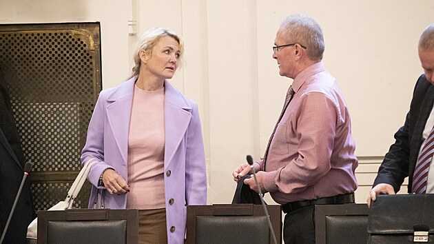 Obžalovaná Jana Nagyová a advokát Michael Bartončík. (27. září 2022)