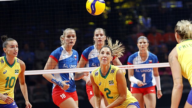 Nejstar volejbalistka na mistrovstv svta, Brazilka Caroline de Oliveira (slo 2) v utkn s ekami sleduje m.