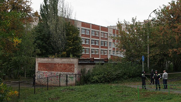 Zásah složek záchranářů a bezpečnostních sil v ruském Iževsku po střelbě v místní škole (26. září 2022)