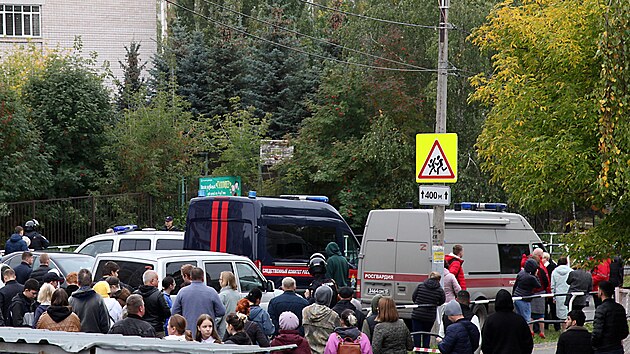 Po střelbě v ruské škole zemřelo 13 lidí, útočník spáchal sebevraždu