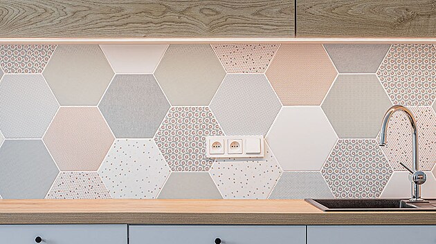 Barevné hexagonální obklady využili architekti i za kuchyňskou linkou.