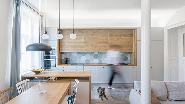 Nově vzniklý obývací pokoj s kuchyní odděluje od pracovny oboustranně funkční skříňová stěna.
