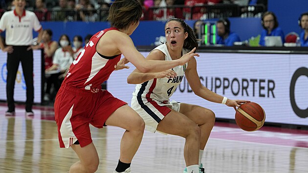 Francouzsk basketbalistka Marine Fauthouxov (vpravo) brnn Juki Mijazawovou z Japonska.