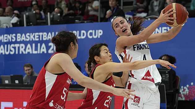 Francouzsk basketbalistka Marine Fauthouxov (vpravo) brnn Juki Mijazawovou a Mai Jamamotovou z Japonska.