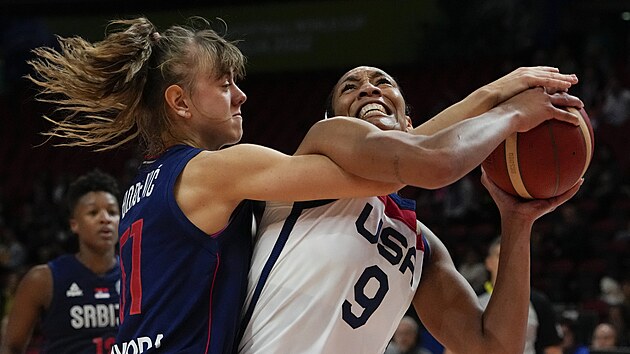 Americk basketbalistka A'ja Wilsonov (vpravo) se sna vymanit z brnn Miny Dordeviov ze Srbska.