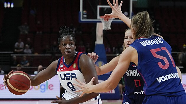 Americk basketbalistka Chelsea Grayov se sna prosadit pes Srbku Minu Dordeviovou.