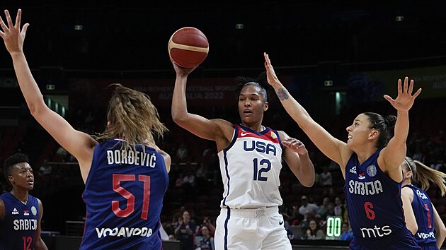 Americk basketbalistka Alyssa Thomasov v zpase se Srbskem.