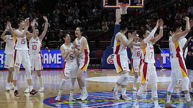 Basketbalistky ny se raduj z vhry nad Franci.