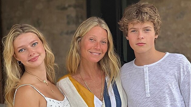 Gwyneth Paltrowová s dcerou Apple Martinovou a synem Mosesem Martinem (září 2022)