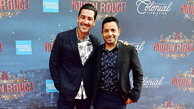 Zpvk Jonathan Knight a jeho partner Harley Rodriguez se vzali.