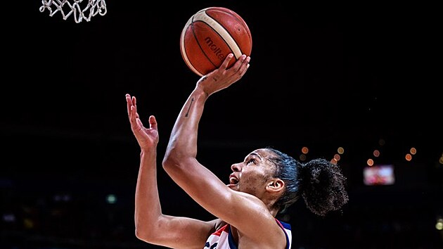 Americk basketbalistka Alyssa Thomasov zakonuje v zpase svtovho ampiontu s Belgi.