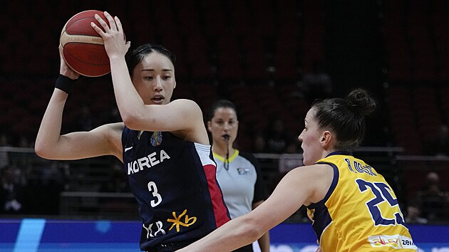 Jihokorejsk basketbalistka Kang I-sul (vlevo) v zpase s Bosnou a Hercegovinou, brn ji Andela Deliov.