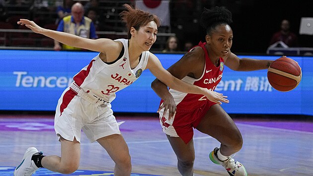 Kanadsk basketbalistka Nirra Fieldsov (vpravo) to kolem Saori Mijazakiov z Japonska.
