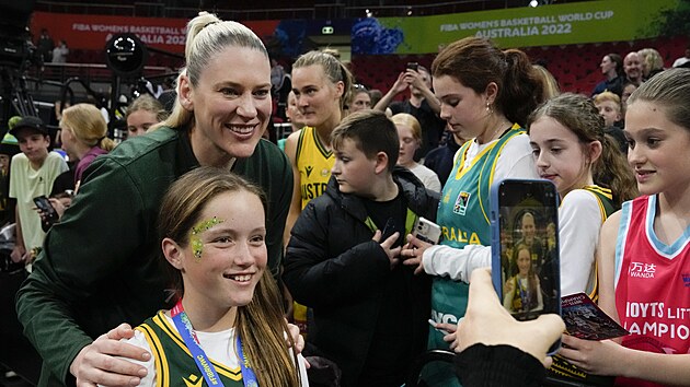 Australsk basketbalov star Lauren Jacksonov se fot s fanynkami.