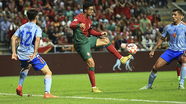 Portugalsk fotbalista Cristiano Ronaldo (uprosted) krot m, hldaj ho Hugo Guillamon (vlevo) a Rodri ze panlska.