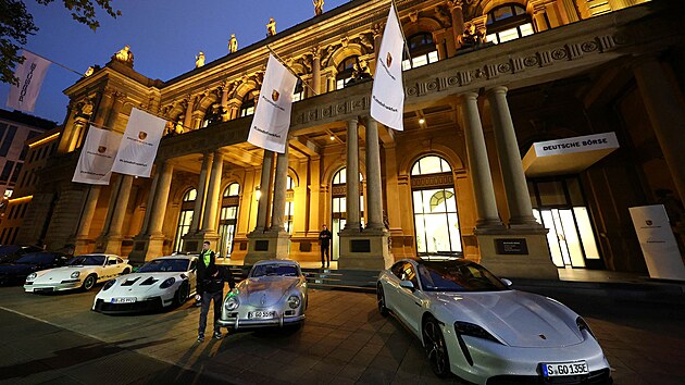 Auta německé značky Porsche stojí před budovou frankfurtské burzy před začátkem obchodování. (29. září 2022)