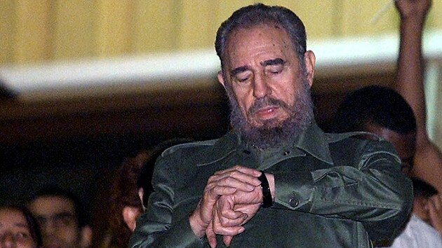 Fidel Castro kontroluje hodinky během koncertu Manic Street Preachers v Havaně (17. února 2001)