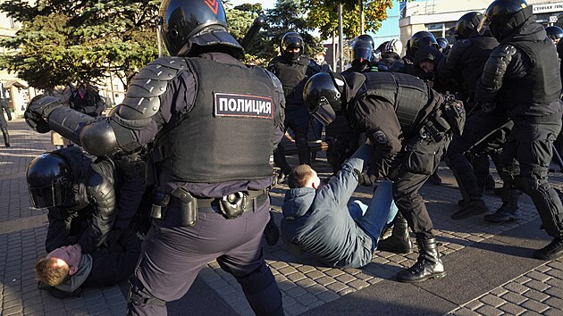 Rusk policie v Petrohradu zasahovala proti protestujcm proti vyhlen sten mobilizaci v souvislosti s vlkou na Ukrajin. (24. z 2022)